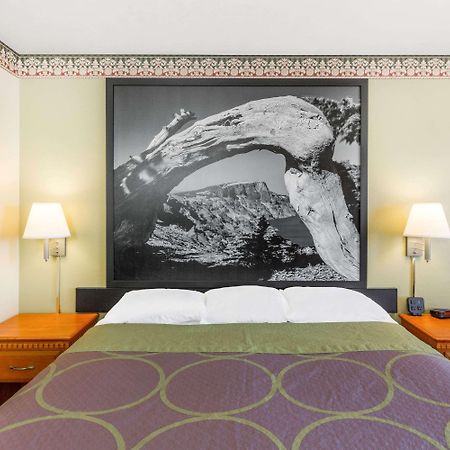 Super 8 By Wyndham Grants Pass Motel Bagian luar foto