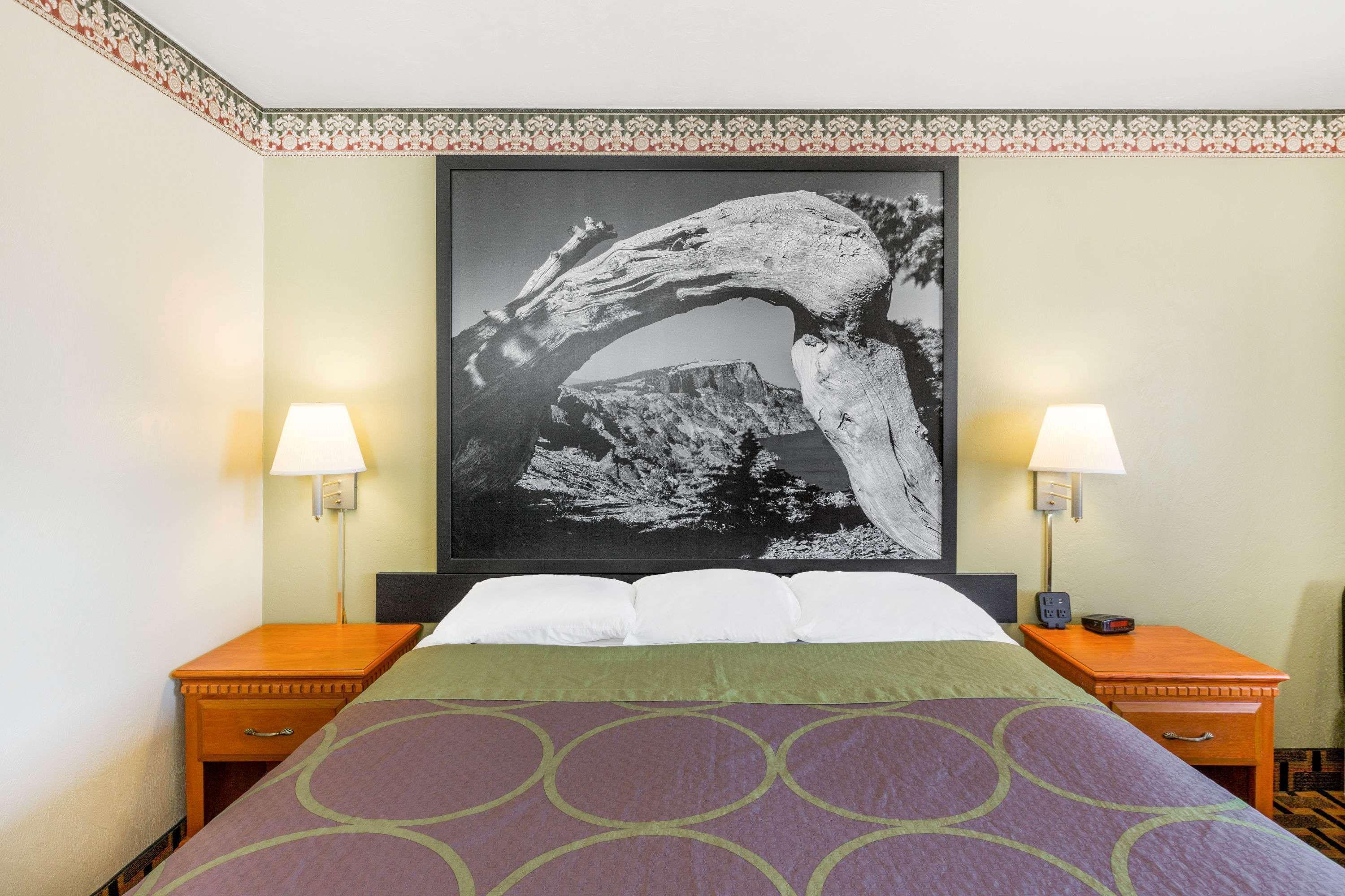 Super 8 By Wyndham Grants Pass Motel Bagian luar foto