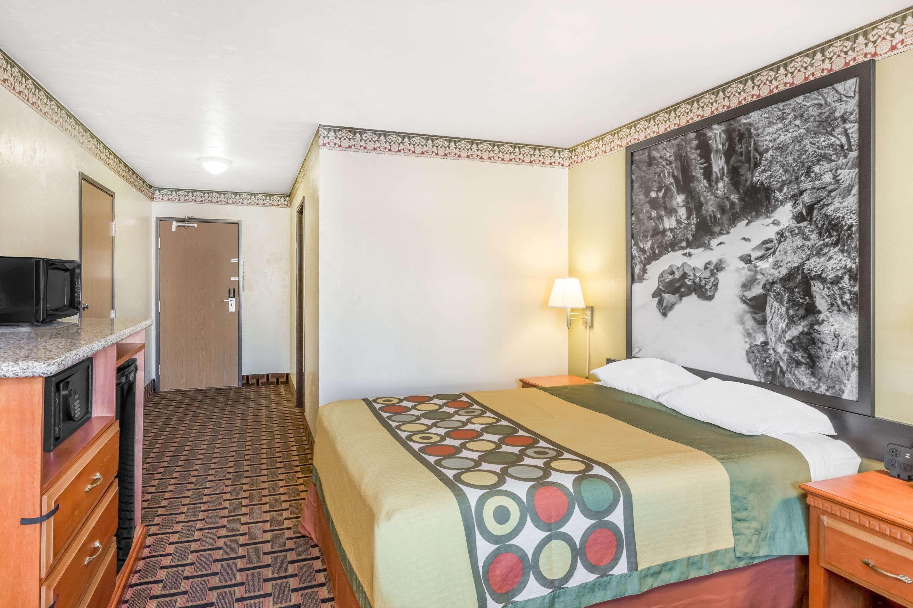 Super 8 By Wyndham Grants Pass Motel Bagian luar foto