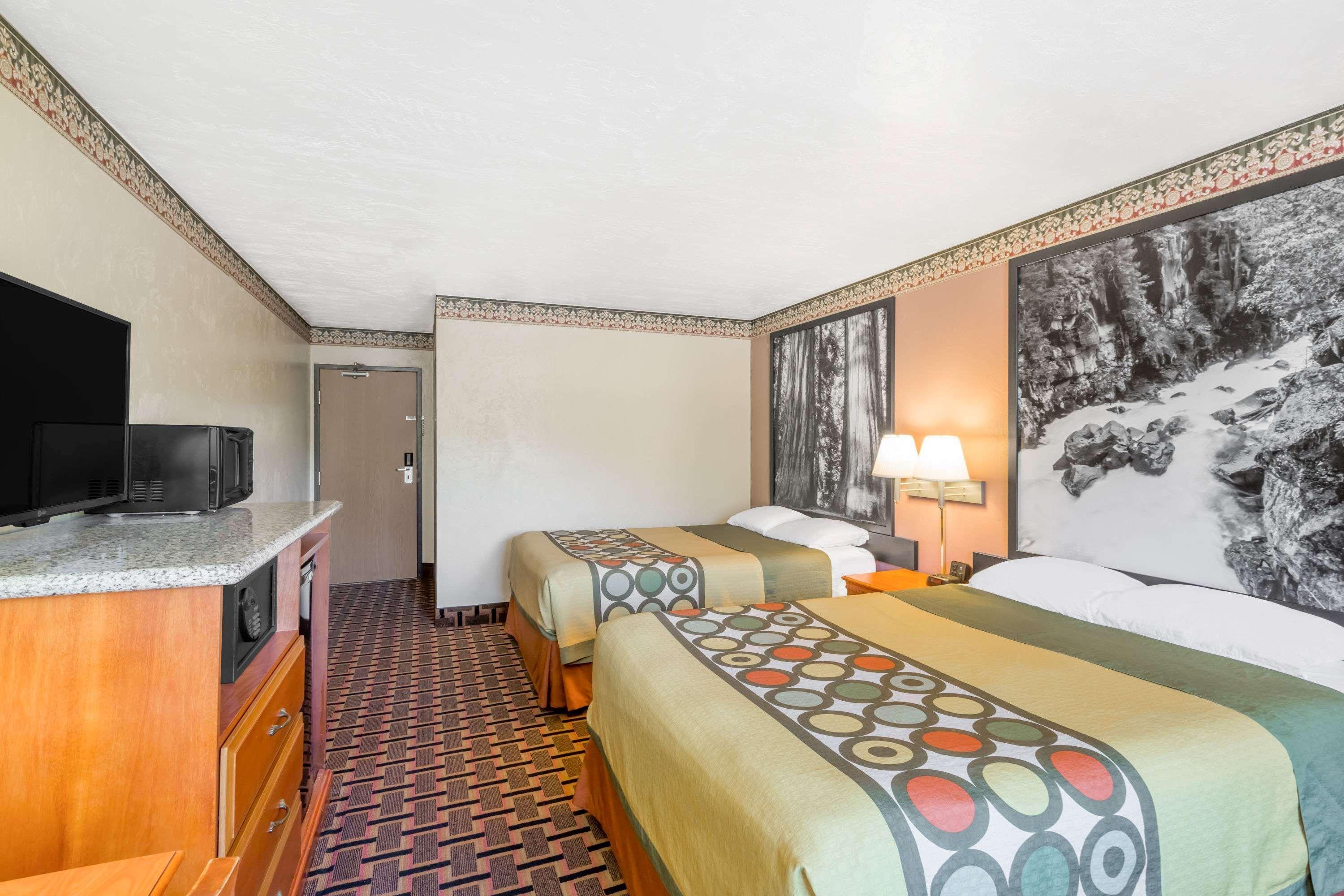 Super 8 By Wyndham Grants Pass Motel Bagian luar foto