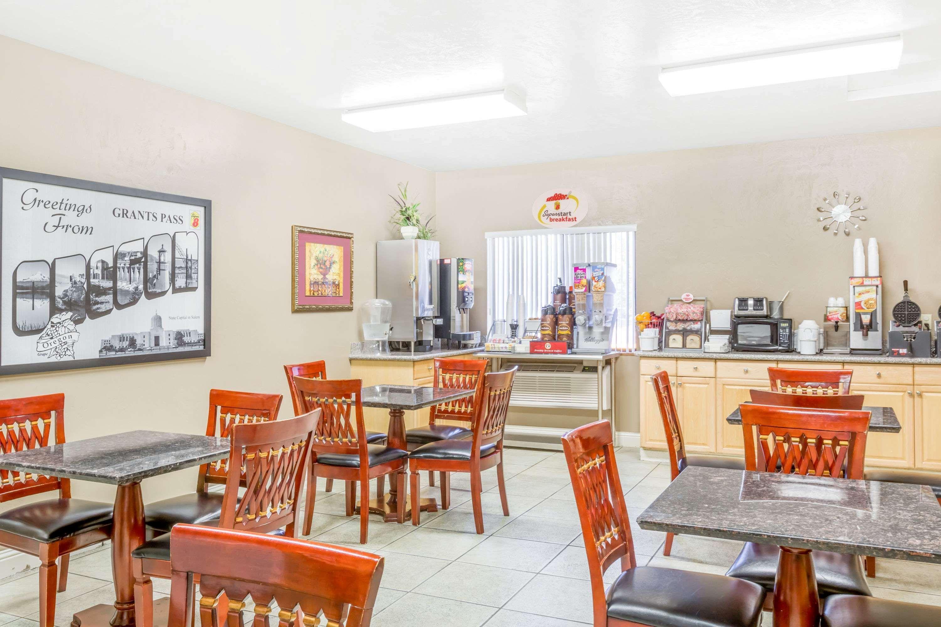Super 8 By Wyndham Grants Pass Motel Bagian luar foto