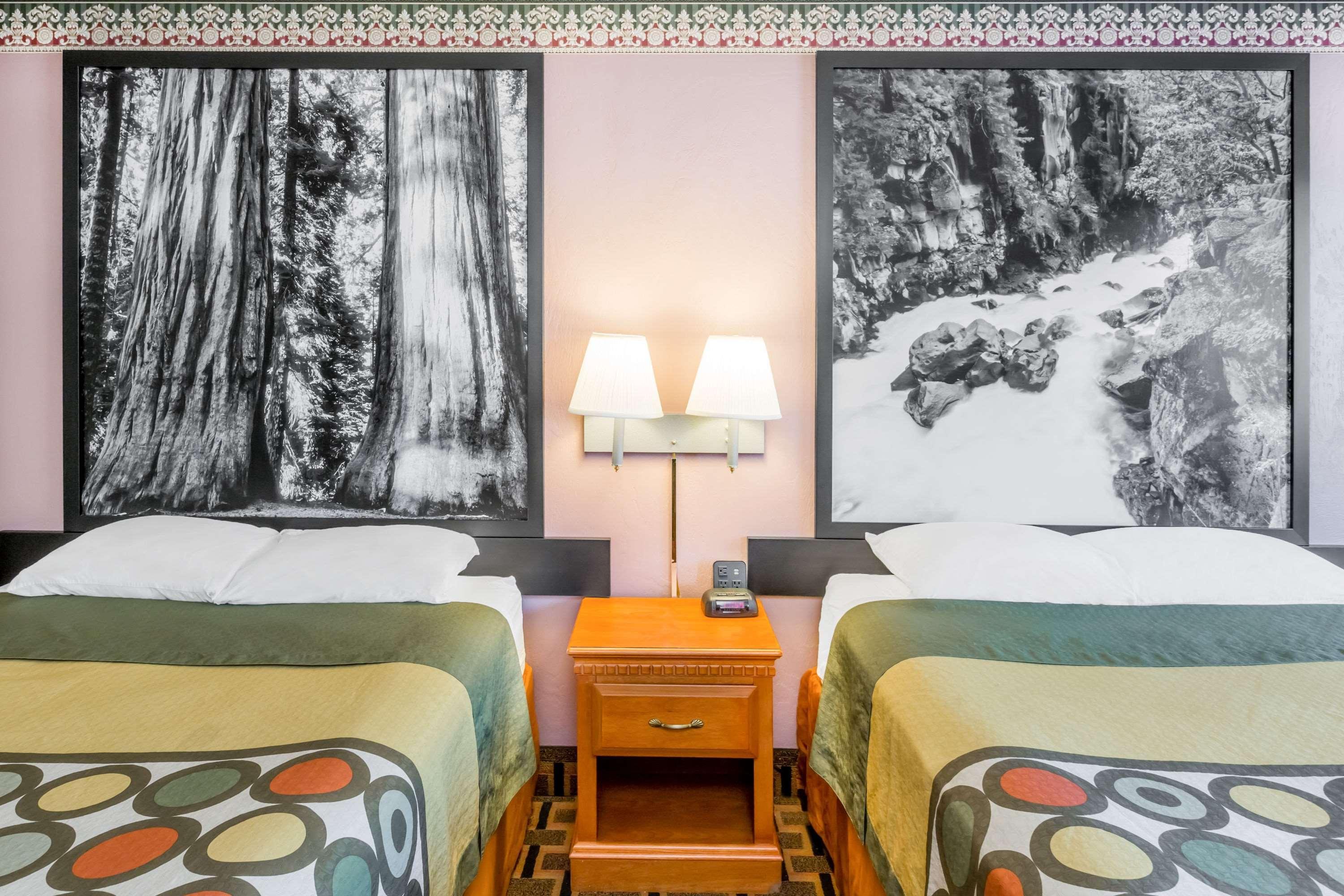 Super 8 By Wyndham Grants Pass Motel Bagian luar foto
