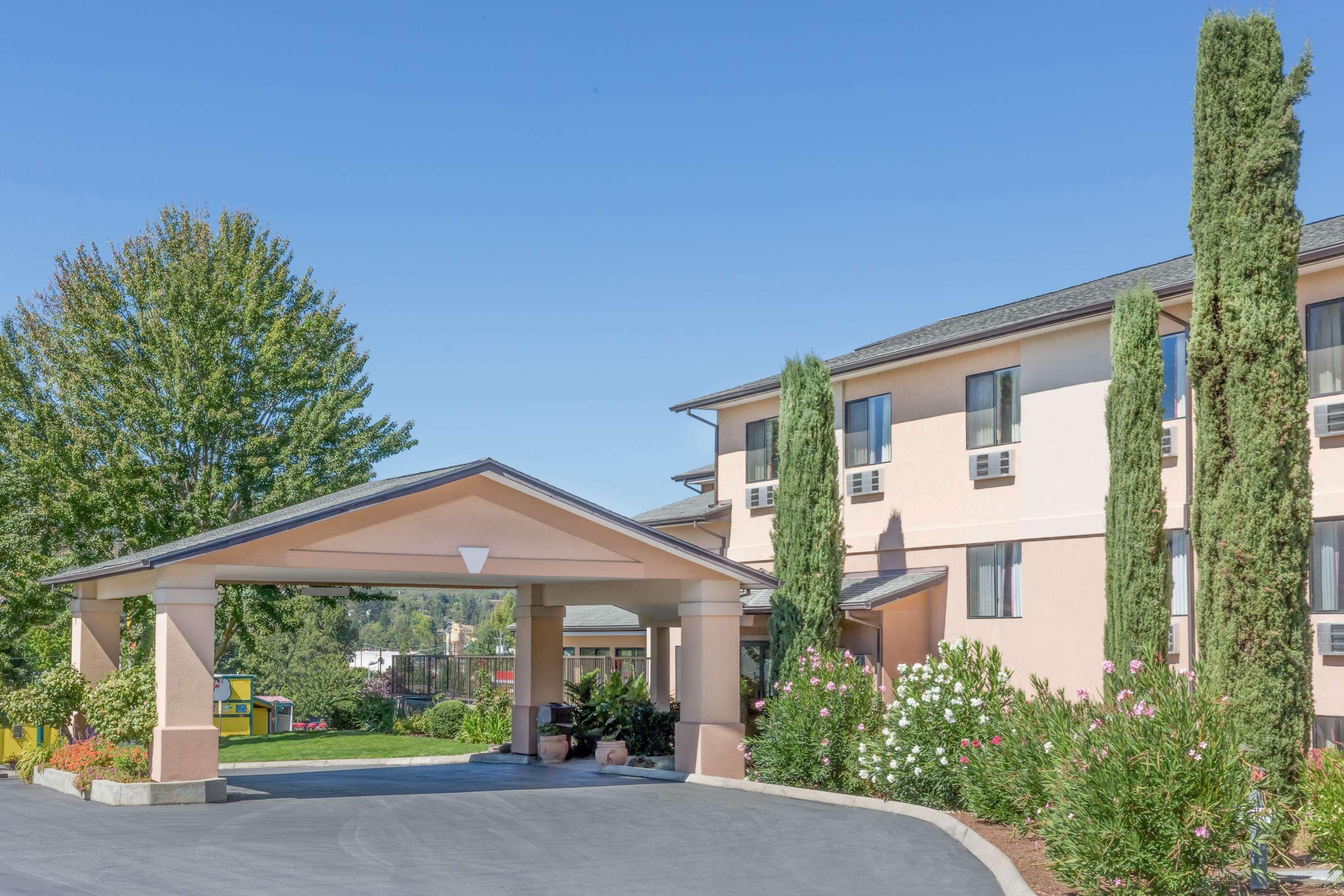 Super 8 By Wyndham Grants Pass Motel Bagian luar foto