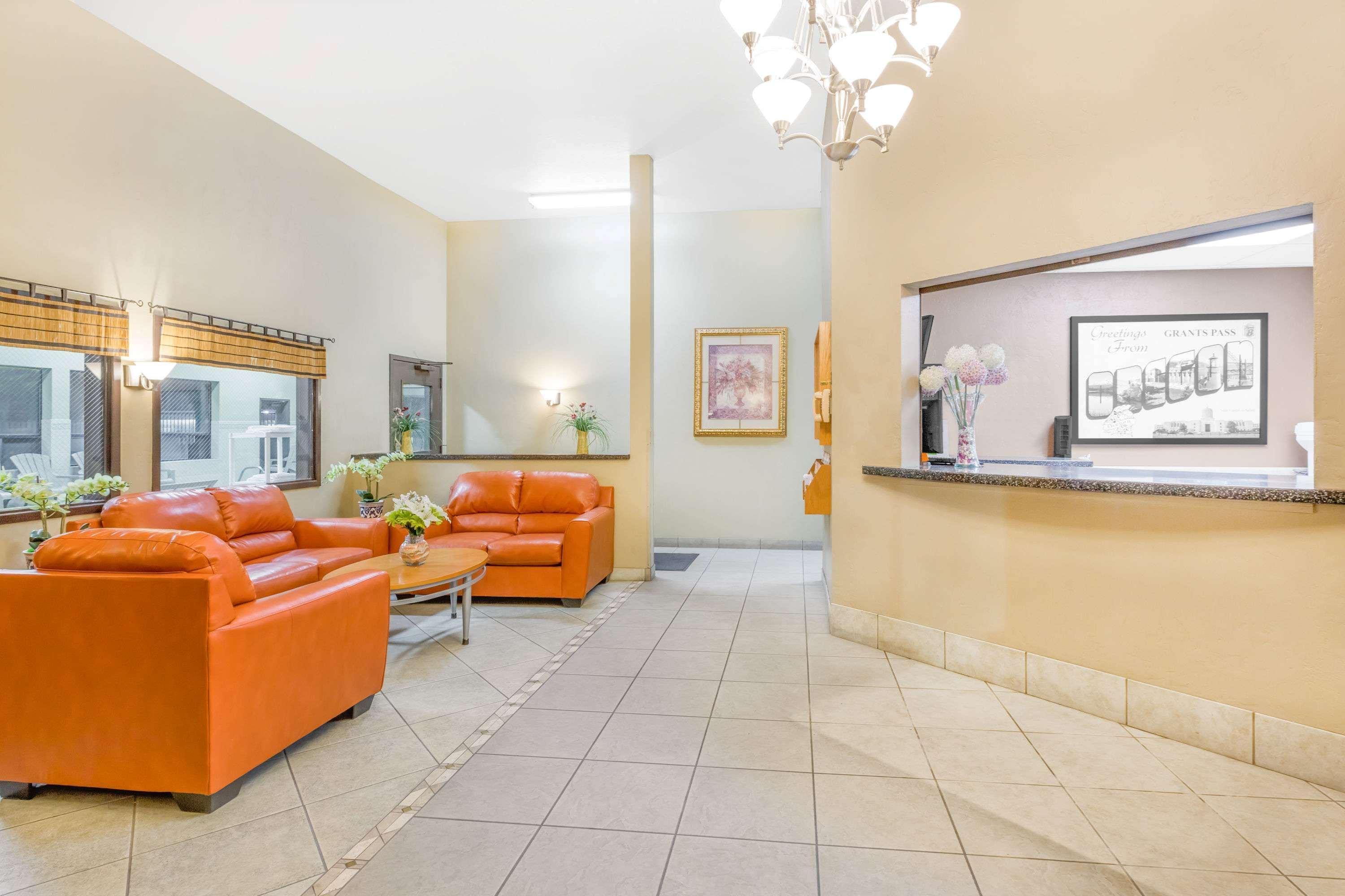 Super 8 By Wyndham Grants Pass Motel Bagian luar foto