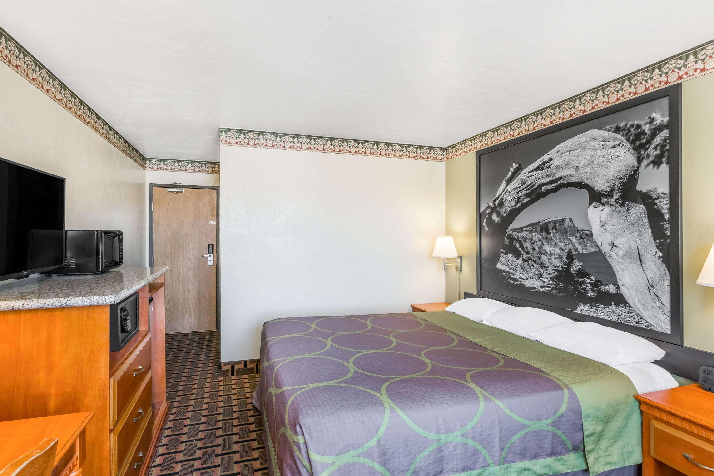 Super 8 By Wyndham Grants Pass Motel Bagian luar foto