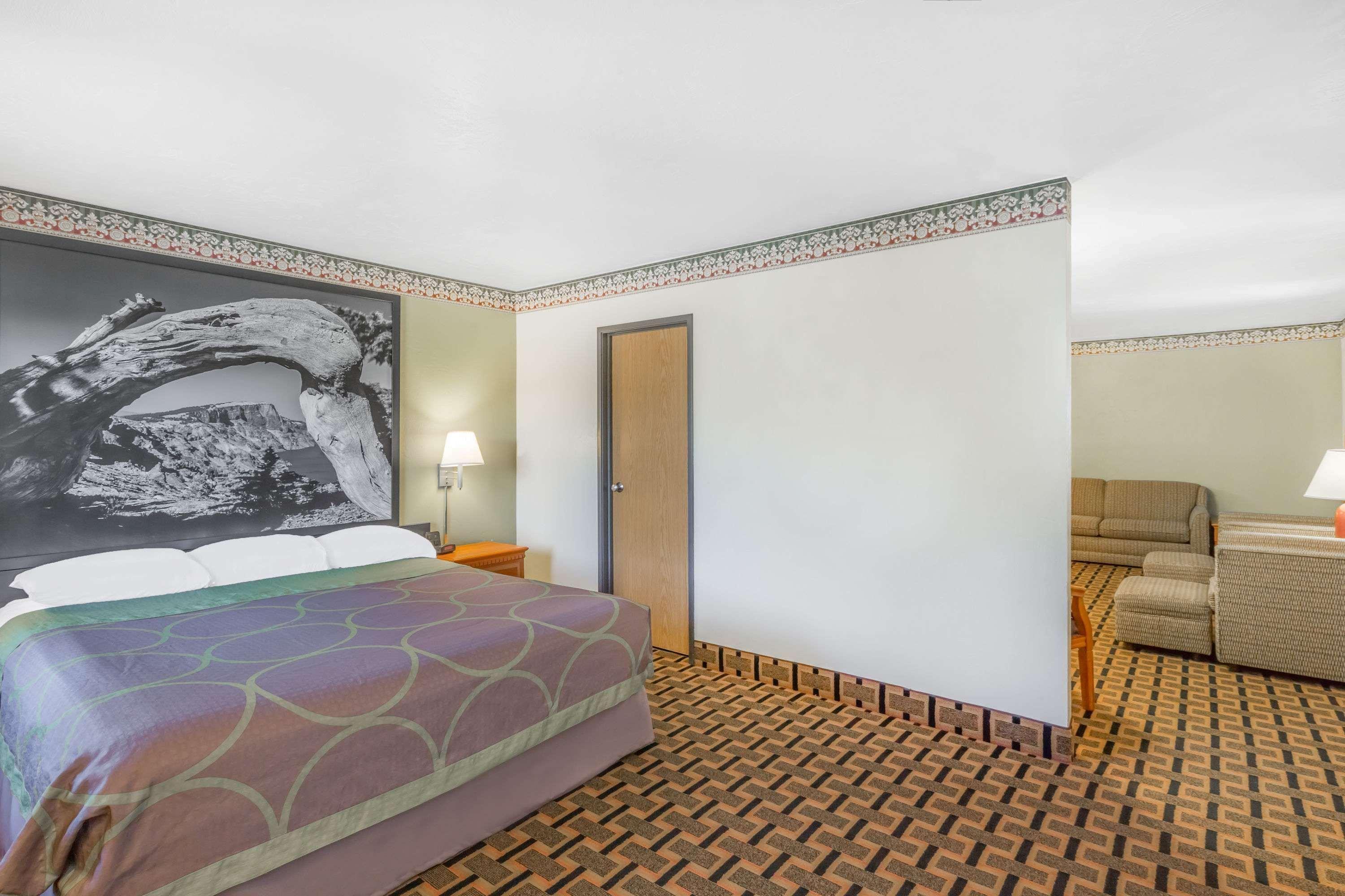 Super 8 By Wyndham Grants Pass Motel Bagian luar foto