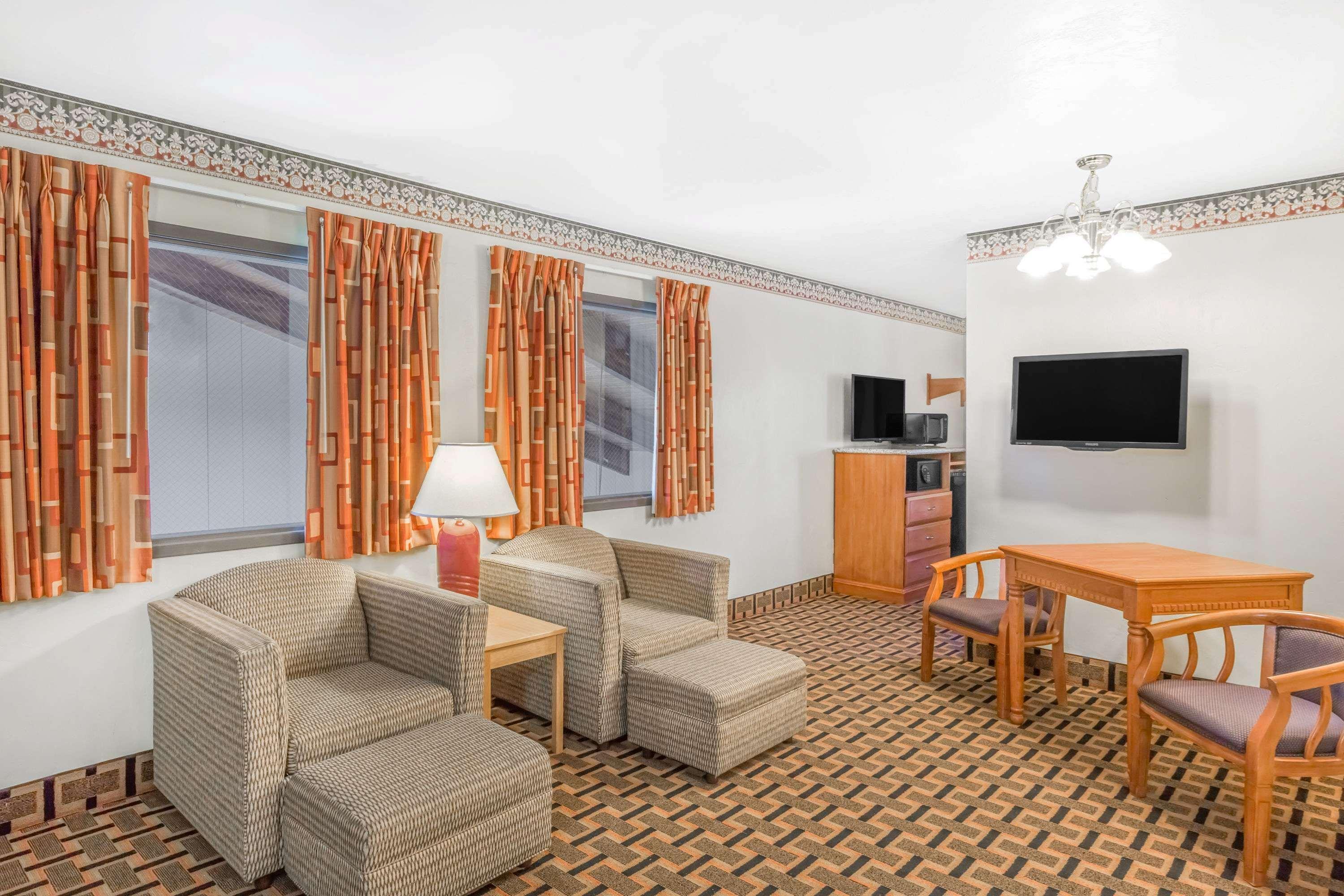Super 8 By Wyndham Grants Pass Motel Bagian luar foto